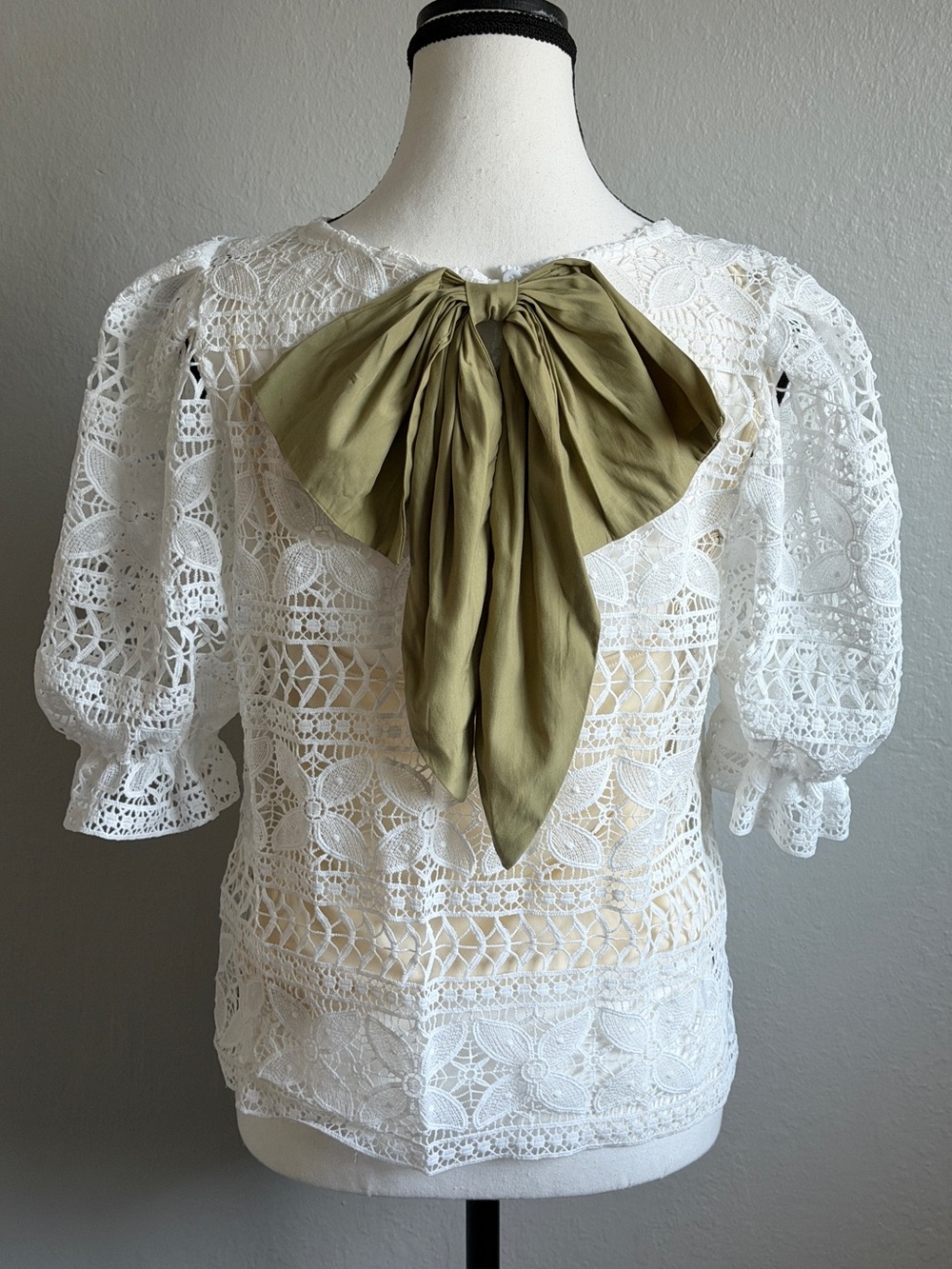 Dolan Left Coast Anthropologie Lace Puff Sleeve Bow Back Top Ivory Size M
